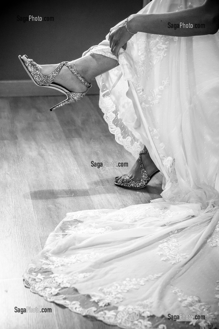 HABILLAGE DE LA MARIEE QUI ENFILE SES ESCARPINS, JOUR DU MARIAGE 