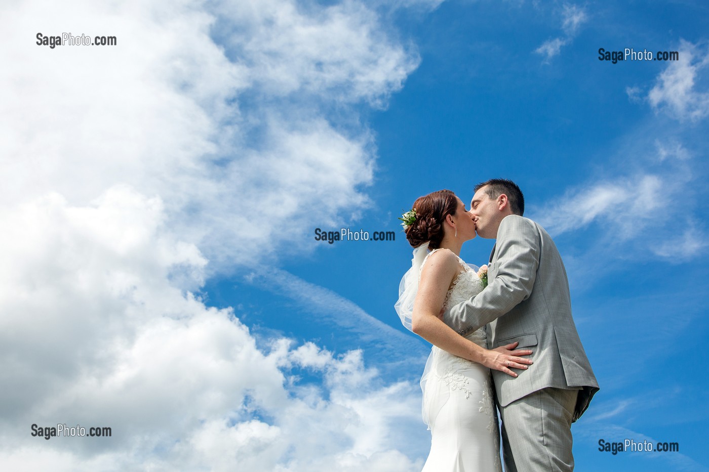 LES JEUNES MARIES, PAUSE DU COUPLE POUR LE PHOTOGRAPHE, JOUR DU MARIAGE 