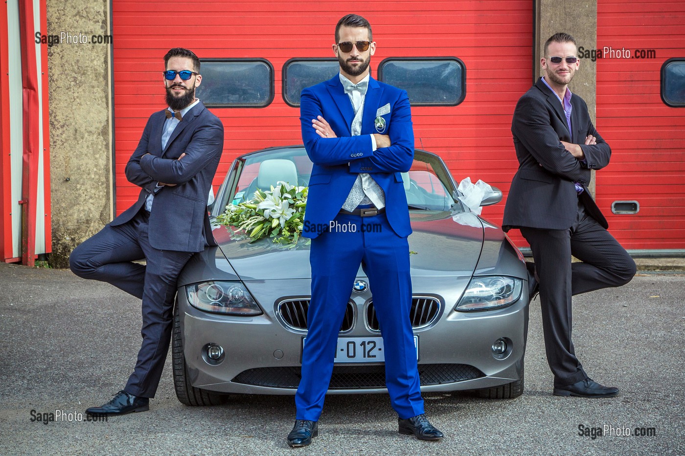 LE MARIE AVEC SES TEMOINS, LUNETTES NOIRES, JOUR DU MARIAGE 