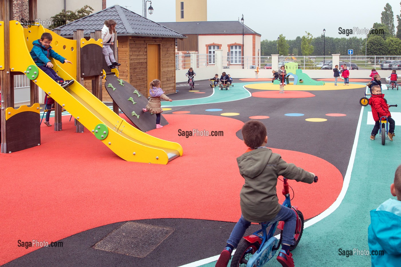  SCHOOLYARD AT THE ELEMENTARY SCHOOL OF CHATILLON-EN-DUNOIS (28), FRANCE