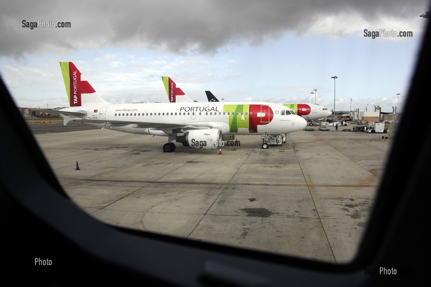  TAP AIR PORTUGAL AIRLINE’S AIRBUS A320, LISBON AIRPORT, (AEROPORTO DE LISBOA), PORTELA DE SACAVEM, LISBON, PORTUGAL