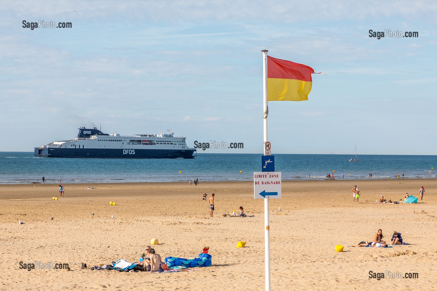  FERRY AND THE BEACH OF CALAIS, CALAIS, (62) PAS-DE-CALAIS, FRANCE