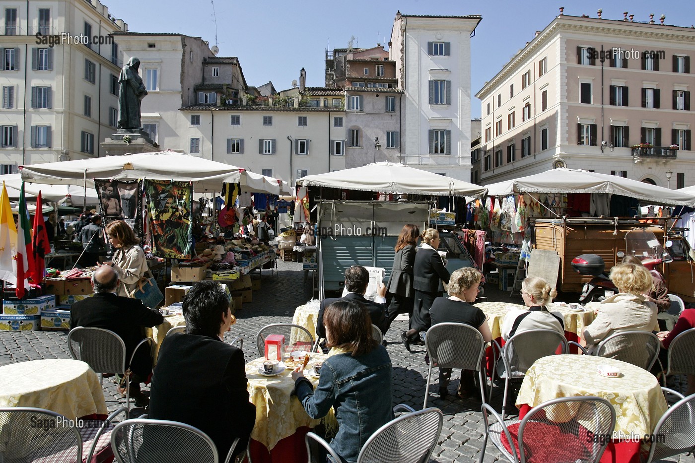 photo de MARCHE SUR LE CAMPO DEI FIORI AVEC TERRASSES DES CAFES ET ...