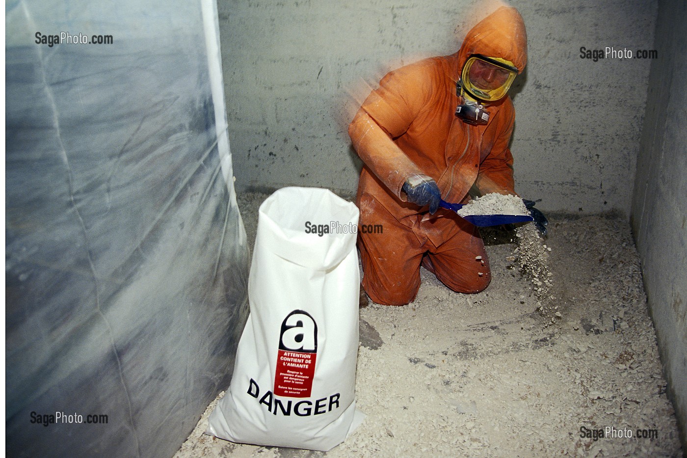 photo de CHANTIER DE DESAMIANTAGE, (FLOCAGE AMIANTE), PARIS (75), FRANCE