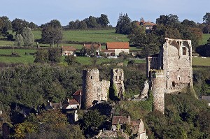 RUINES ET TOURS DU CHATEAU FORT, HERISSON, ALLIER (03), FRANCE 
