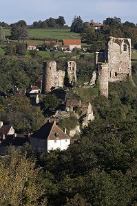 RUINES ET TOURS DU CHATEAU FORT, HERISSON, ALLIER (03), FRANCE 