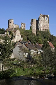 RUINES ET TOURS DU CHATEAU FORT, HERISSON, ALLIER (03), FRANCE 