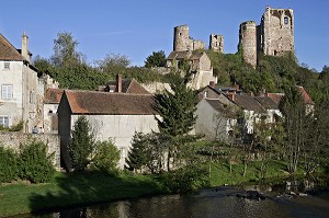 RUINES ET TOURS DU CHATEAU FORT, HERISSON, ALLIER (03), FRANCE 