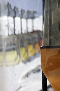 REMONTEE DES SKIEURS PAR LE TELEPHERIQUE DE LA GRAVE-LA-MEIJE, HAUTES-ALPES (05), FRANCE 