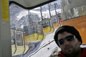 REMONTEE DES SKIEURS PAR LE TELEPHERIQUE DE LA GRAVE-LA-MEIJE, HAUTES-ALPES (05), FRANCE 