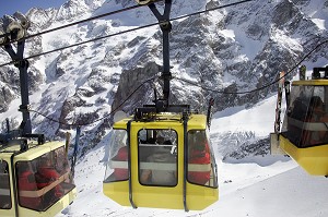 REMONTEE DES SKIEURS PAR LE TELEPHERIQUE DE LA GRAVE-LA-MEIJE, HAUTES-ALPES (05), FRANCE 
