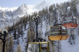 REMONTEE DES SKIEURS PAR LE TELEPHERIQUE DE LA GRAVE-LA-MEIJE, HAUTES-ALPES (05), FRANCE 