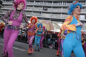 DEFILE DES CHARS ET DES TROUPES CARNAVALESQUES DEVANT LE CASINO SUR LA PROMENADE DES ANGLAIS, CARNAVAL DE NICE, ALPES-MARITIMES (06), FRANCE  