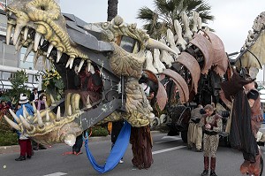 DEFILE DES CHARS ET DES TROUPES CARNAVALESQUES SUR LA PROMENADE DES ANGLAIS, CARNAVAL DE NICE, ALPES-MARITIMES (06), FRANCE 