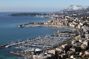 VUE DE LA VIEILLE  VILLE DE MENTON AVEC LA MARINA ET LA MONTAGNE DE LA TURBIE 'TETE DE CHIEN' SOUS LA NEIGE, ALPES-MARITIMES (06), FRANCE 