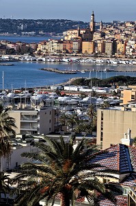 VUE DE LA VIEILLE VILLE DE MENTON AVEC LA MARINA ET LA MONTAGNE DE LA TURBIE 'TETE DE CHIEN' SOUS LA NEIGE, ALPES-MARITIMES (06), FRANCE 