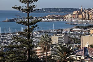 VUE DE LA VIEILLE VILLE DE MENTON AVEC LA MARINA ET LA MONTAGNE DE LA TURBIE 'TETE DE CHIEN' SOUS LA NEIGE, ALPES-MARITIMES (06), FRANCE 
