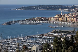 VUE DE LA VIEILLE VILLE DE MENTON AVEC LA MARINA ET LA MONTAGNE DE LA TURBIE 'TETE DE CHIEN' SOUS LA NEIGE, ALPES-MARITIMES (06), FRANCE 