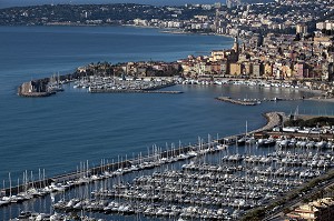 VUE DE LA VIEILLE VILLE DE MENTON AVEC LA MARINA ET LA MONTAGNE DE LA TURBIE 'TETE DE CHIEN' SOUS LA NEIGE, AALPES-MARITIMES (06), FRANCE 