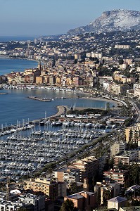 VUE DE LA VIEILLE  VILLE DE MENTON AVEC LA MARINA ET LA MONTAGNE DE LA TURBIE 'TETE DE CHIEN' SOUS LA NEIGE, ALPES-MARITIMES (06), FRANCE 