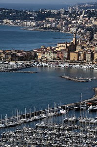 VUE DE LA VIEILLE VILLE DE MENTON AVEC LA MARINA ET LA MONTAGNE DE LA TURBIE 'TETE DE CHIEN' SOUS LA NEIGE, ALPES-MARITIMES (06), FRANCE 