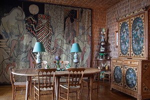 SALLE A MANGER AVEC AU FOND LA TAPISSERIE DE JUDITH ET HOLOPHERNE EXECUTEE PAR LES ATELIERS D'AUBUSSON, VILLA SANTO SOSPIR DECOREE ENTIEREMENT PAR JEAN COCTEAU, SAINT-JEAN-CAP-FERRAT, ALPES-MARITIMES (06), FRANCE 