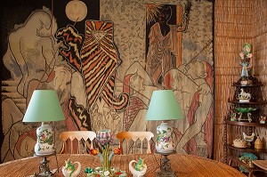 SALLE A MANGER AVEC AU FOND LA TAPISSERIE DE JUDITH ET HOLOPHERNE EXECUTEE PAR LES ATELIERS D'AUBUSSON, VILLA SANTO SOSPIR DECOREE ENTIEREMENT PAR JEAN COCTEAU, SAINT-JEAN-CAP-FERRAT, ALPES-MARITIMES (06), FRANCE 