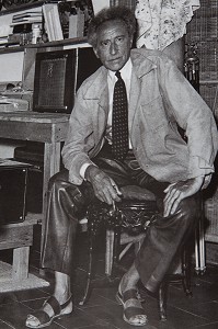 PORTRAIT DE JEAN COCTEAU DANS SON ATELIER DE LA VILLA SANTO SOSPIR, SAINT-JEAN-CAP-FERRAT, ALPES-MARITIMES (06), FRANCE MENTION OBLIGATOIRE: COLLECTION WEISWEILLER / SANTO SOSPIR 