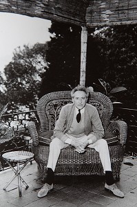 PORTRAIT DE JEAN COCTEAU DANS SON ATELIER DE LA VILLA SANTO SOSPIR, SAINT-JEAN-CAP-FERRAT, ALPES-MARITIMES (06), FRANCE MENTION OBLIGATOIRE: COLLECTION WEISWEILLER / SANTO SOSPIR 