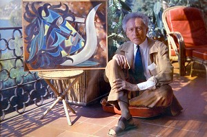 PORTRAIT DE JEAN COCTEAU SUR LA TERRASSE DE LA VILLA SANTO SOSPIR, SAINT-JEAN-CAP-FERRAT, ALPES-MARITIMES (06), FRANCE MENTION OBLIGATOIRE: COLLECTION WEISWEILLER 