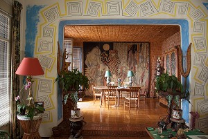 SALLE A MANGER AVEC AU FOND LA TAPISSERIE DE JUDITH ET HOLOPHERNE EXECUTEE PAR LES ATELIERS D'AUBUSSON, VILLA SANTO SOSPIR DECOREE ENTIEREMENT PAR JEAN COCTEAU, SAINT-JEAN-CAP-FERRAT, ALPES-MARITIMES (06), FRANCE 