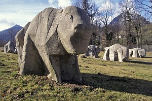 TROUPEAU DE BISONS EN PIERRE, PARC PYRENEEN DE L'ART PREHISTORIQUE, ARIEGE (09), FRANCE 