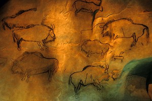 REPRODUCTION DE LA PEINTURE PREHISTOIRIQUE DE LA GROTTE DE NIAUX, PARC PYRENEEN DE L'ART PREHISTORIQUE, ARIEGE (09), FRANCE 