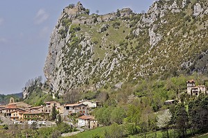 VILLAGE ET CHATEAU CATHARE, ROQUEFIXADE, ARIEGE (09), FRANCE 