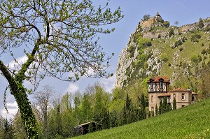 VILLAGE ET CHATEAU CATHARE, ROQUEFIXADE, ARIEGE (09), FRANCE 
