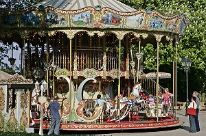 MANEGE A CHEVAUX DE BOIS, CARROUSEL DE LA CITE, CITE MEDIEVALE DE CARCASSONNE, AUDE (11), FRANCE 