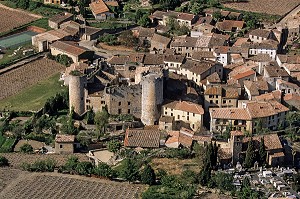 VUE AERIENNE DU VILLAGE MEDIEVAL ET DU CHATEAU DE VILLEROUGE-TERMENES, CORBIERES, AUDE (11), FRANCE 