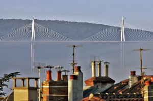 LES TOITS ET LE VIADUC DE MILLAU, AVEYRON (12), FRANCE  