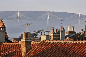 LES TOITS ET LE VIADUC DE MILLAU, AVEYRON (12), FRANCE 