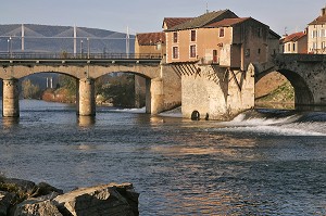 ANCIEN PONT SUR LE TARN ET LE VIADUC DE MILLAU, AVEYRON (12), FRANCE 