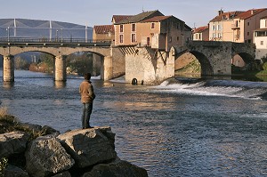 ANCIEN PONT SUR LE TARN ET LE VIADUC DE MILLAU, AVEYRON (12), FRANCE 
