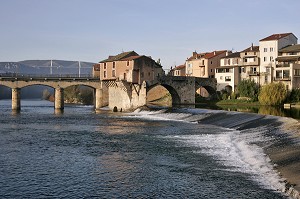 ANCIEN PONT SUR LE TARN ET LE VIADUC DE MILLAU, AVEYRON (12), FRANCE 