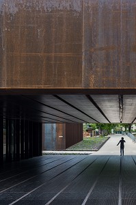 MUSEE SOULAGES, ABRITE LA PLUS GRANDE COLLECTION AU MONDE DE L'ARTISTE, IL A LEGUE A SA VILLE NATALE, PLUS DE 500 OEUVRES, PEINTURES, EAUX-FORTES, SERIGRAPHIES, LITHOGRAPHIES, RODEZ, (12) AVEYRON, MIDI-PYRENEES, FRANCE 