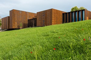 MUSEE SOULAGES, ABRITE LA PLUS GRANDE COLLECTION AU MONDE DE L'ARTISTE, IL A LEGUE A SA VILLE NATALE, PLUS DE 500 OEUVRES, PEINTURES, EAUX-FORTES, SERIGRAPHIES, LITHOGRAPHIES, RODEZ, (12) AVEYRON, MIDI-PYRENEES, FRANCE 