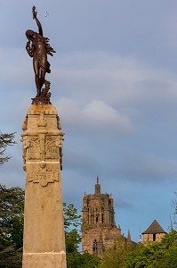 CENTRE VILLE DE RODEZ, COLONNE SURMONTEE D’UNE SCULPTURE, LA STATUE DE LA LIBERTE PAR RAYMOND GAYRARD (1889), EN ARRIERE-PLAN LA CATHEDRALE NOTRE-DAME DE RODEZ, CAPITALE DU ROUERGUE, (12) AVEYRON, MIDI-PYRENEES, FRANCE 