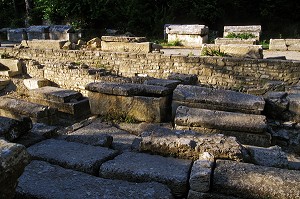 NECROPOLE PAIENNE PUIS CHRETIENNE SUR LA VOIE AURELIA DE L'EPOQUE ROMAINE, SARCOPHAGES DE L'ALLEE DES ALYSCAMPS, ARLES, BOUCHES-DU-RHONE (13), FRANCE 