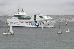 ARRIVEE DU FERRY SNCM ASSURANT LA LIAISON ENTRE MARSEILLE ET LA CORSE, MARSEILLE, BOUCHES-DU-RHONE (13), FRANCE 