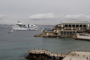 ARRIVEE DU FERRY DE LA COMPAGNIE MARITIME SNCM ET PISCINE DU CLUB DES NAGEURS MARSEILLAIS, MARSEILLE, BOUCHES-DU-RHONE (13), FRANCE 