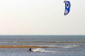 KITE SURF, SURF A VOILE, REGION DE DEAUVILLE, CALVADOS (14), NORMANDIE, FRANCE 