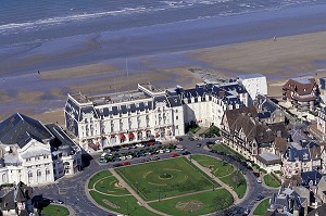 VUE AERIENNE DE LA PLACE ET DU GRAND HOTEL DE CABOURG, CALVADOS (14), NORMANDIE, FRANCE 